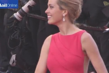 Người mẫu Séc Petra Nemcova xuất hiện cuốn hút trên thảm đỏ Cannes