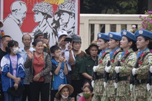 Người dân Điện Biên "mở hội" trên phố, cùng chiến sĩ tham gia diễu hành