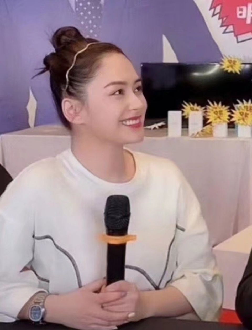 Chung Hân Đồng trở lại làm việc sau thông báo ly hôn gây sốc - 3 Chung Hân Đồng trở lại làm việc sau thông báo ly hôn gây sốc - 3