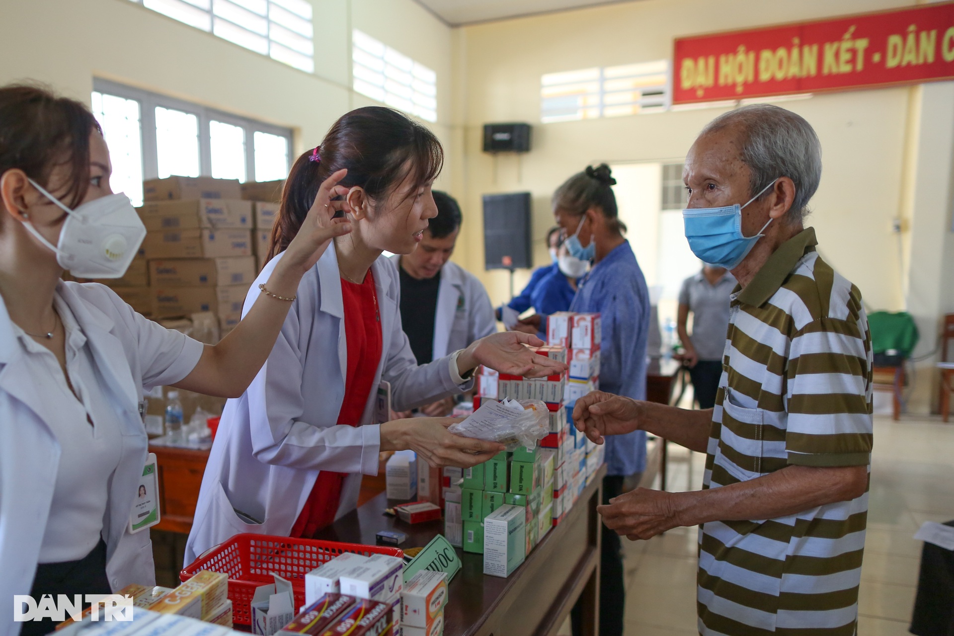 Người dân Trà Vinh được khám bệnh miễn phí, nhận học bổng từ báo Dân trí - 7 Người dân Trà Vinh được khám bệnh miễn phí, nhận học bổng từ báo Dân trí - 7