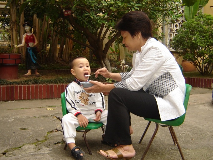 Khi cho trẻ ăn, phải chú ý để trẻ khỏi bị bỏng. Ảnh mang tính minh họa.