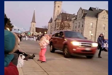 Khoảnh khắc ô tô lao vào đám đông diễu hành làm 5 người chết ở Mỹ