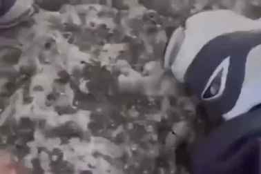 Sóng cao hơn 2m cuốn trôi nam thanh niên mải chụp ảnh trên mỏm đá