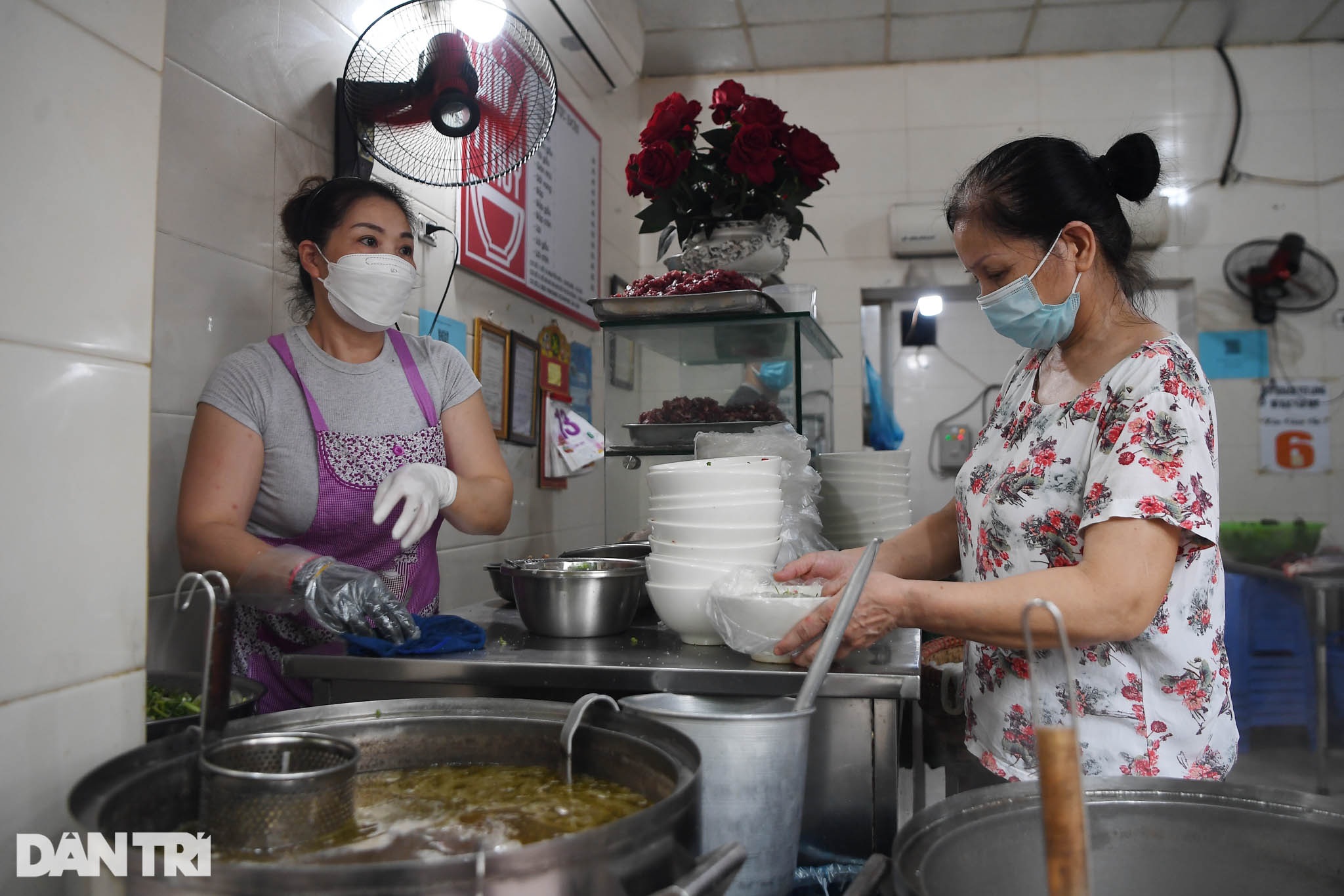 Người dân Hà Nội xách cặp lồng xếp hàng mua phở ở vùng xanh - 8 Người dân Hà Nội xách cặp lồng xếp hàng mua phở ở vùng xanh - 8