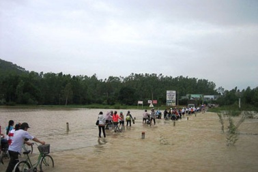 Lũ lớn dâng cao, nhiều nơi bắt đầu bị cô lập