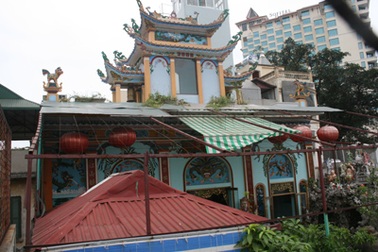 Ngôi đền có gần 60 pho tượng dát vàng “kêu cứu”