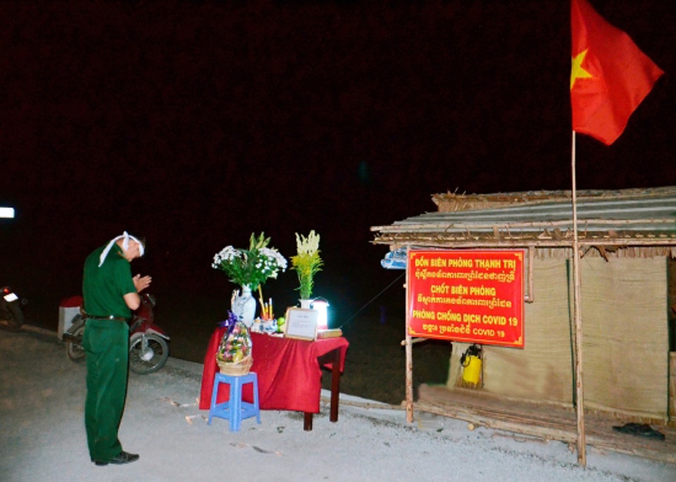 Nén nỗi đau mất cha để dồn sức cùng cả nước chống dịch - 1 Nén nỗi đau mất cha để dồn sức cùng cả nước chống dịch - 1