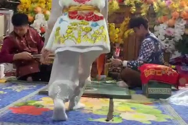 Buổi làm lễ của gia đình anh Xuân và nhiều gia đình khác tại đền Chầu Lục