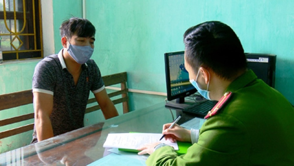 Nam thanh niên từ nước ngoài về không chịu cách ly bị phạt… 200 nghìn đồng - 1 Nam thanh niên từ nước ngoài về không chịu cách ly bị phạt… 200 nghìn đồng - 1