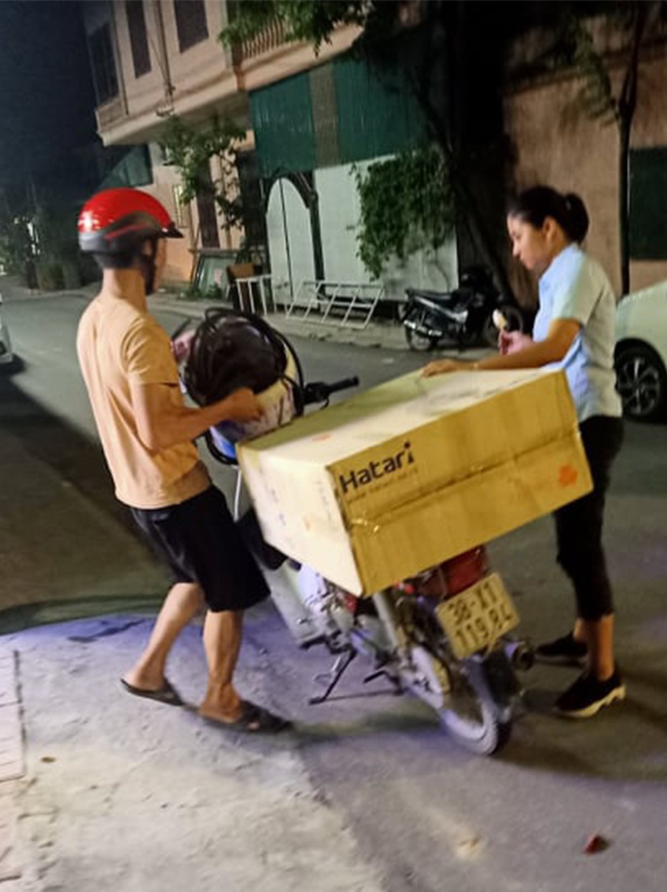 Căng mình giữa nắng nóng, thợ lắp điều hòa kiếm tiền triệu/ngày - 4 Căng mình giữa nắng nóng, thợ lắp điều hòa kiếm tiền triệu/ngày - 4