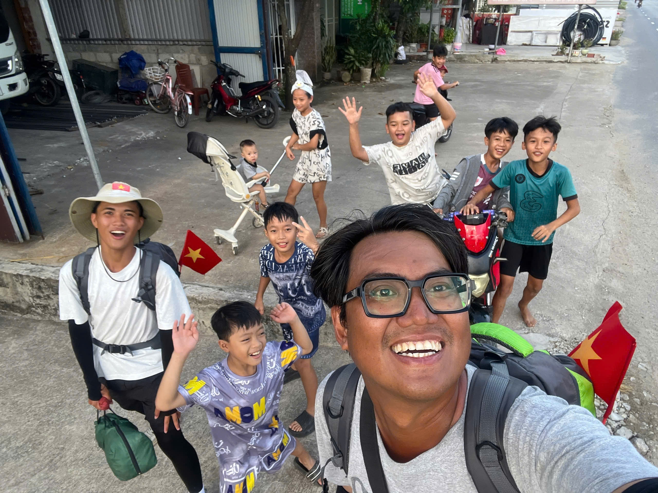 Đôi bạn đi bộ 1.500km từ TPHCM ra Hà Nội dự lễ Quốc khánh - 4