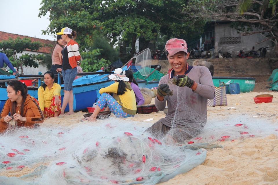 Những lao động làng chài mưu sinh trong buổi sáng sớm - 7 Những lao động làng chài mưu sinh trong buổi sáng sớm - 7