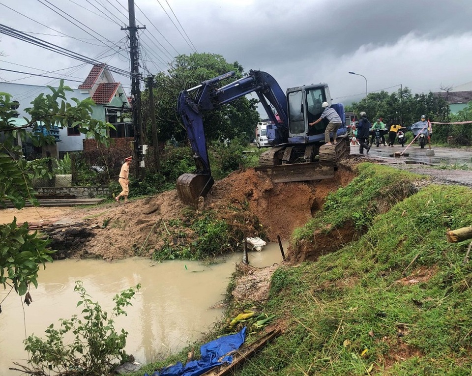 Bão, lũ oanh tạc liên tiếp, Bình Định mất hơn 1.000 tỷ đồng - 2 Bão, lũ oanh tạc liên tiếp, Bình Định mất hơn 1.000 tỷ đồng - 2