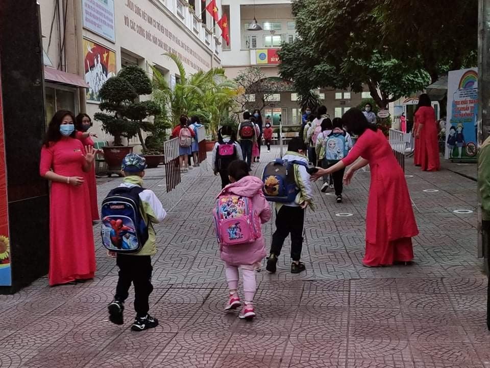 Ngày đầu học sinh trở lại trường, tuân thủ nghiêm quy định phòng chống dịch - 2 Ngày đầu học sinh trở lại trường, tuân thủ nghiêm quy định phòng chống dịch - 2