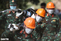 Hàng chục công binh mang thiết bị hiện đại tới cứu hộ bé trai kẹt ở hố sâu