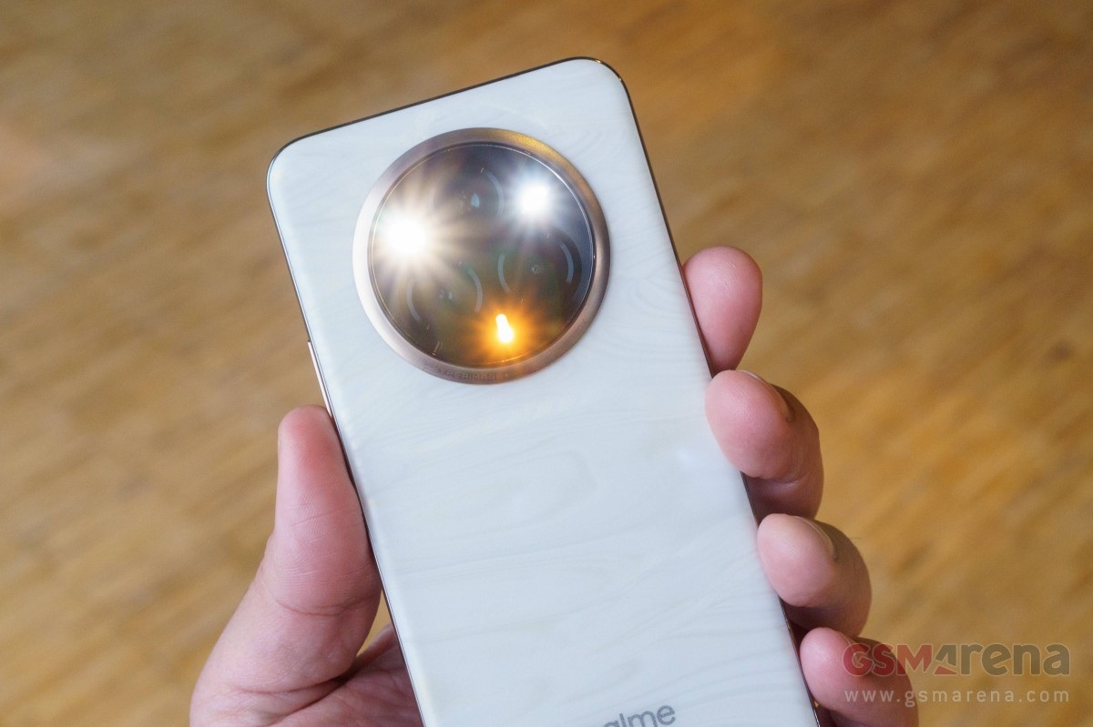 Hands-on with the first phone with a back that changes color according to the weather - 4 Trên tay điện thoại đầu tiên có mặt lưng tự đổi màu theo thời tiết - 4