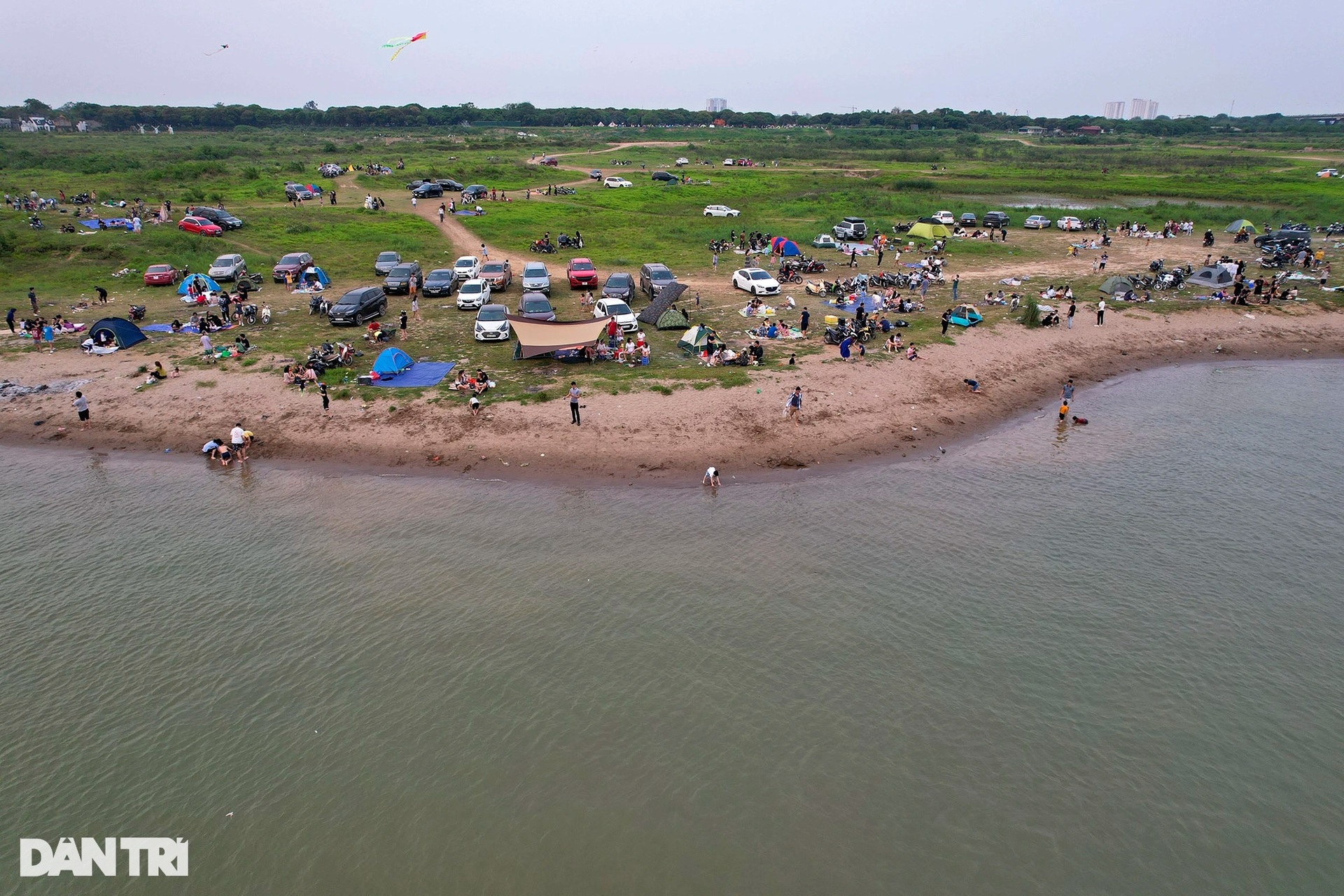 Đông nghịt người cắm trại, nghỉ ngơi ven sông Hồng dịp lễ 10/3 - 1