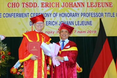 ĐH Đà Nẵng trao danh hiệu Giáo sư danh dự đến tiến sĩ người Đức