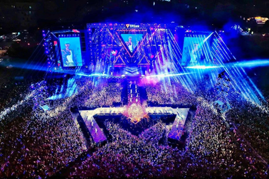 Biển người bung hết "chất Tôi" tại TPBank 2in1 Concert