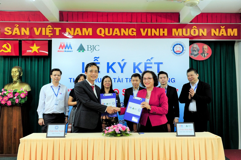 MM Mega Market Việt Nam khởi động chương trình học bổng “Vươn Cao Sự Nghiệp” - 2 MM Mega Market Việt Nam khởi động chương trình học bổng “Vươn Cao Sự Nghiệp” - 2