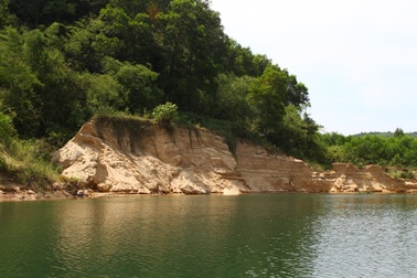 Dàn "trận địa" cọc tre kín mặt sông, người dân chặn thành công đoàn tàu cát sai phạm