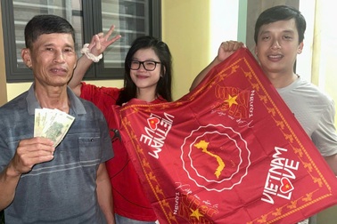 Nhận 100.000 đồng dịp Quốc khánh: Người dân vui như Tết, rủ cả xóm đi