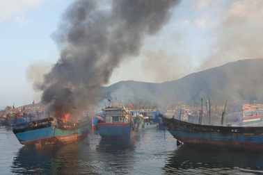Cháy 3 tàu cá của ngư dân sáng mùng 3 Tết
