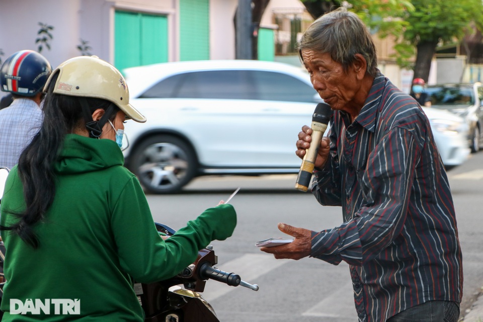 Ông lão 68 tuổi hát rong, bán vé số mưu sinh ở Sài Gòn - 7 Ông lão 68 tuổi hát rong, bán vé số mưu sinh ở Sài Gòn - 7