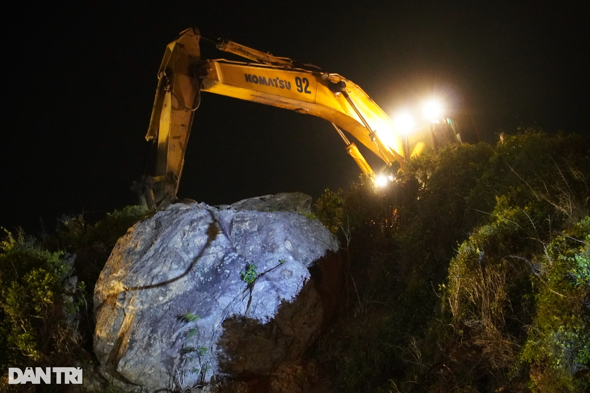 Dùng 20kg thuốc nổ phá khối đá khủng trên cung đường đi sân bay Cam Ranh - 4 Dùng 20kg thuốc nổ phá khối đá khủng trên cung đường đi sân bay Cam Ranh - 4