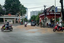Đường xuất hiện vết dầu loang, nhiều người té ngã ở TPHCM