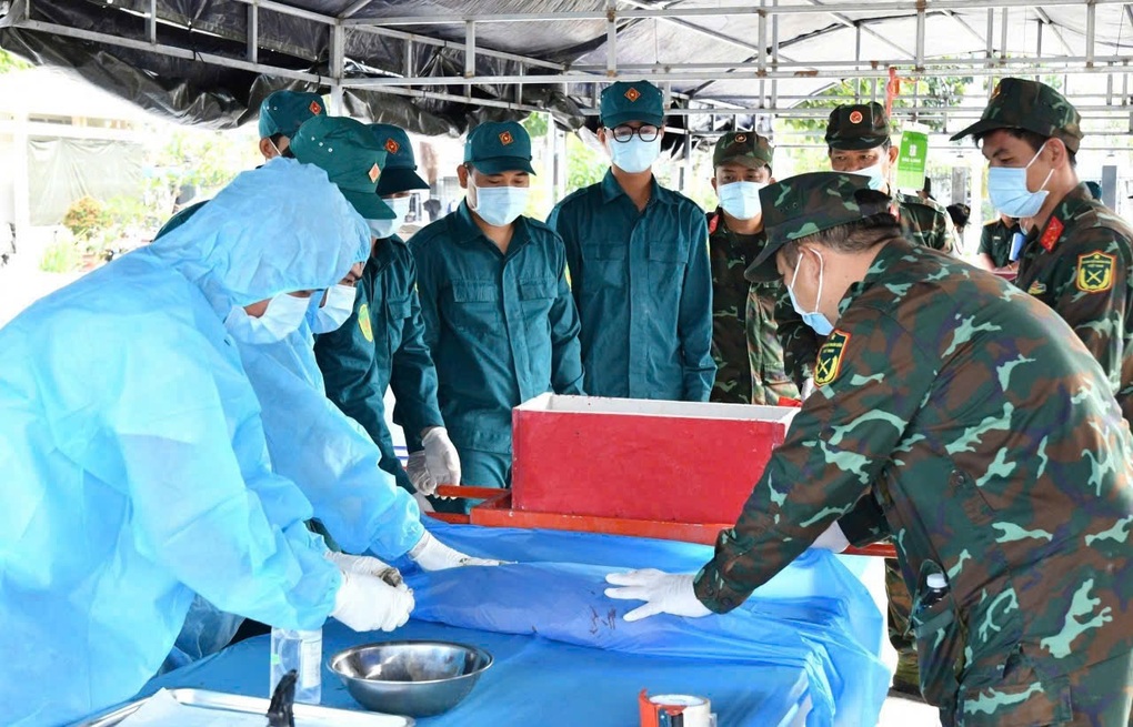 Phát hiện đôi dép nguyên vẹn trong mộ liệt sĩ ở Hòn Đất - 2
