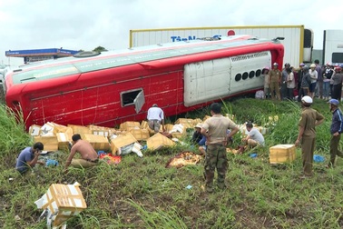 Xe khách lật nhào, 2 người bị thương nặng