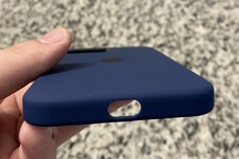 Ốp lưng iPhone 12 giá 49 USD của Apple mắc lỗi thiết kế ngớ ngẩn