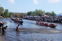 Hào hứng xem lễ hội đua trải cướp heo truyền thống lớn nhất Huế