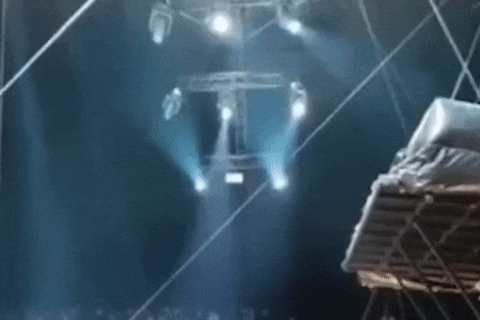 Nghệ sĩ xiếc ngã từ độ cao 6 mét khi đang biểu diễn - 1 Nghệ sĩ xiếc ngã từ độ cao 6 mét khi đang biểu diễn - 1