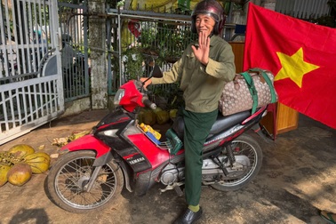 Cựu binh 75 tuổi đi xe máy từ Đắk Lắk đến TPHCM dự đại lễ 30/4