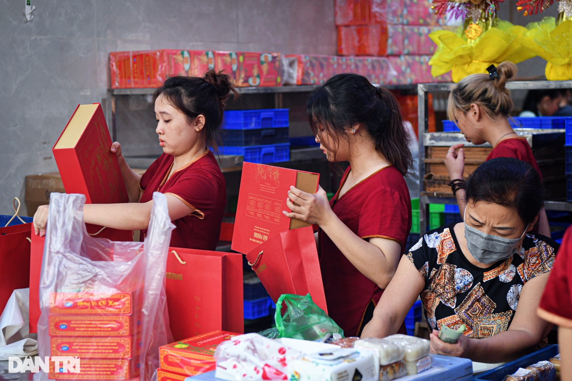Người dân xếp hàng mua bánh trung thu ở Hà Nội - 12 Người dân xếp hàng mua bánh trung thu ở Hà Nội - 12