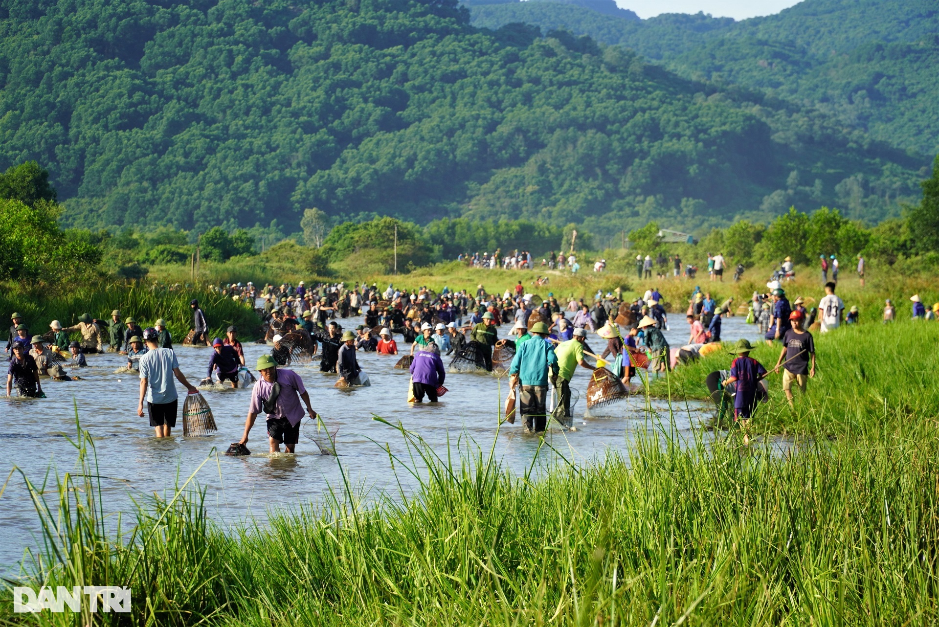 Hàng trăm người hò reo đánh bắt cá tại lễ hội hơn 300 năm tuổi - 5