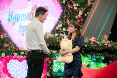 MC Quyền Linh hứa giúp đỡ cặp đôi trai xinh gái đẹp được ở gần nhau