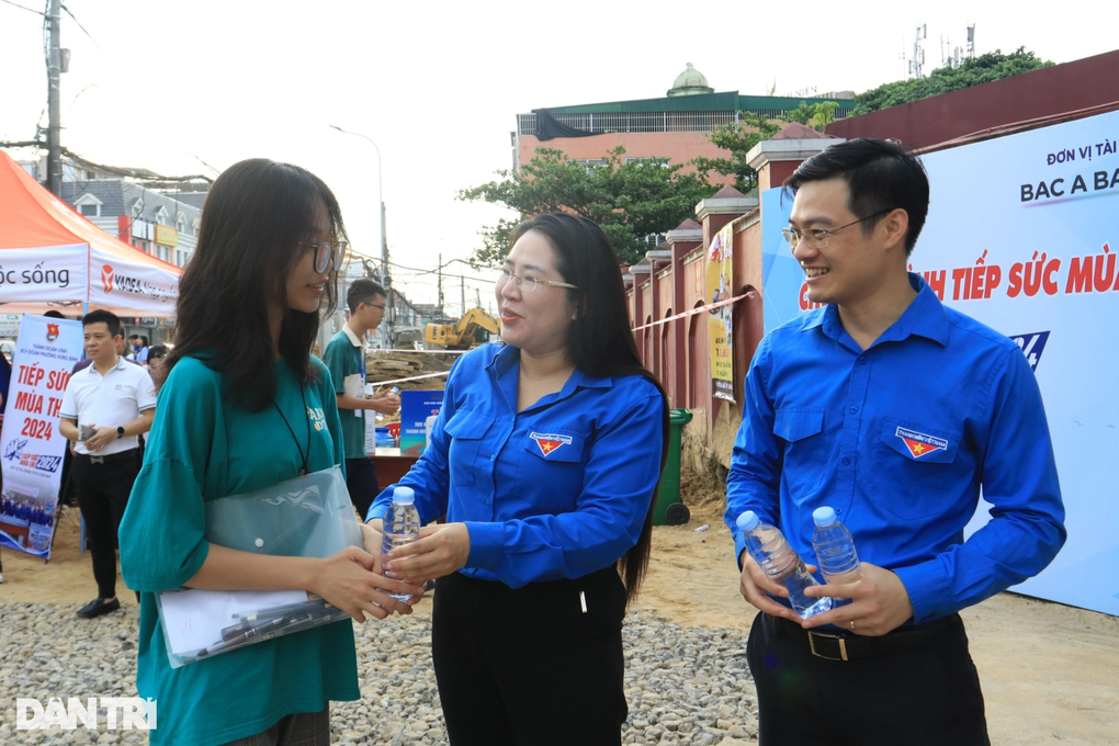 Thí sinh xứ Nghệ vào phòng thi khi vẫn mặc trang phục bệnh nhân - 2 Thí sinh xứ Nghệ vào phòng thi khi vẫn mặc trang phục bệnh nhân - 2