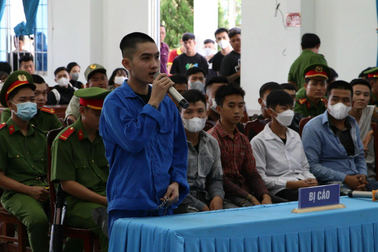 33 bị cáo dùng dao, súng để "hỗn chiến" lãnh 69 năm tù