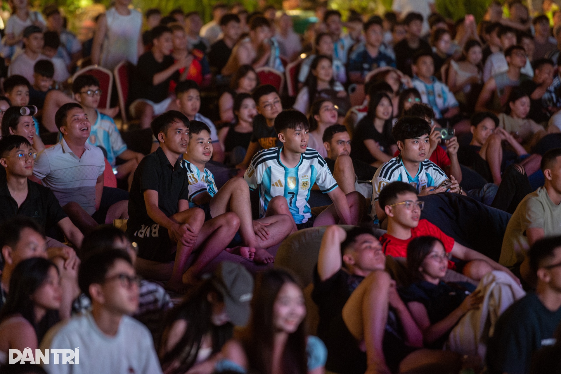 CĐV ôm đầu tiếc nuối rồi vỡ òa hạnh phúc xem Messi lên thần trước Ai Cập - 2