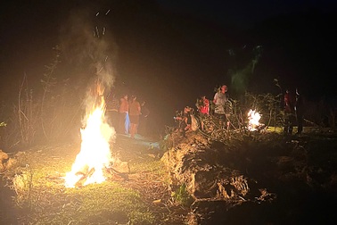 Cả bản đi tìm 2 học sinh nghi bị đuối nước trong đêm