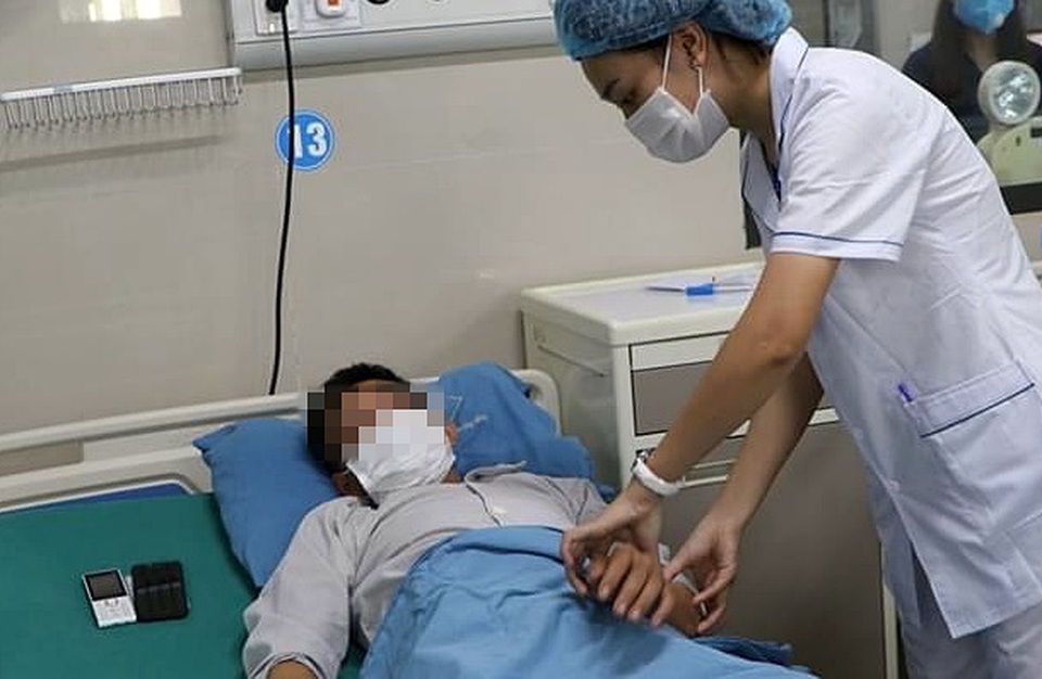 Bị kiến đốt, người đàn ông rơi vào tình trạng sốc phản vệ nguy kịch - 1 Bị kiến đốt, người đàn ông rơi vào tình trạng sốc phản vệ nguy kịch - 1