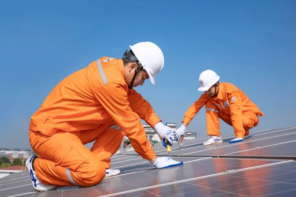 Phó Thủ tướng yêu cầu EVN đề xuất giá mua điện mặt trời dư thừa - 1
