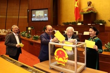 Quốc hội bỏ phiếu quyết định việc Tổng Bí thư đồng thời là Chủ tịch nước