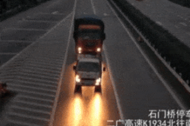 Cái kết đắt giá cho lái xe định rẽ ẩu trên cao tốc, xem để tránh