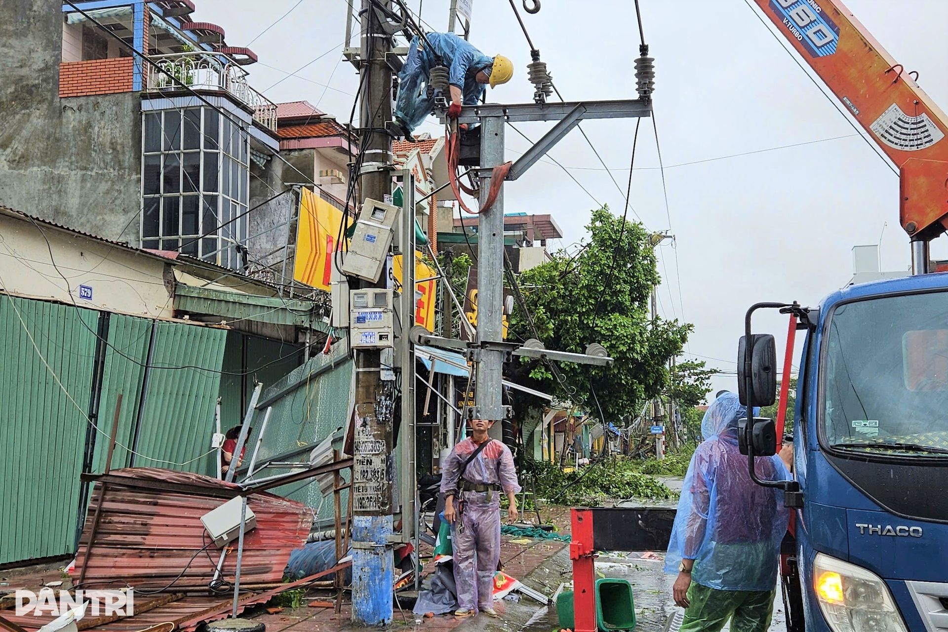Lốc xoáy ập đến vò nát nhiều căn nhà, người dân không kịp trở tay - 9 Lốc xoáy ập đến vò nát nhiều căn nhà, người dân không kịp trở tay - 9