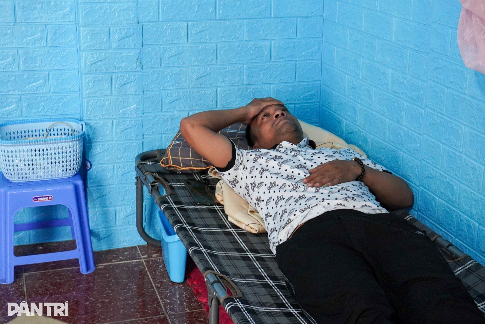 អ្នកគ្រប់គ្រងមិននឹកស្មានថាមុខតំណែងគ្រប់គ្រងរបស់គាត់ក៏នឹងត្រូវកាត់ដែរ ធ្វើឱ្យបាត់បង់ប្រាក់ខែជាងពាក់កណ្ដាល - ១ Quản đốc không ngờ vị trí quản lý cũng bị cắt việc, mất quá nửa lương - 1