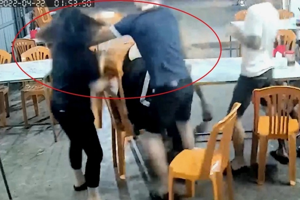 Nữ chủ quán bị nhóm thực khách hành hung phải nhập viện - 1 Nữ chủ quán bị nhóm thực khách hành hung phải nhập viện - 1